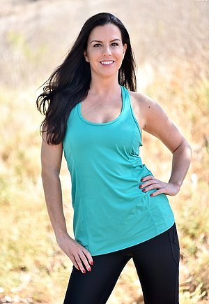 Gorgeous brunette pulls down her pants to show that perky bum in public